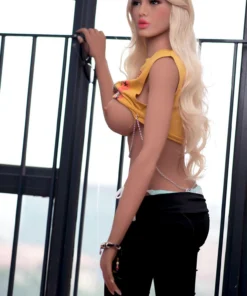 Charlotte Sex Doll 165cm Bonnet F en pose debout, tenue jaune et noire, cheveux blonds ondulés.