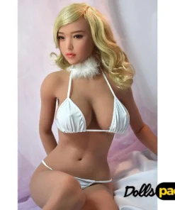 Marion Sex Doll 165cm Bonnet F 6ye Premium Doll en bikini blanc, assise sur fond clair.