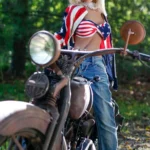 Alex sex doll 150cm Bonnet B 6ye Premium Doll posant près d'une moto vintage en plein air.
