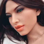 Ambre Sex Doll 165cm 6ye Premium, gros plan visage, maquillage subtil, yeux verts.