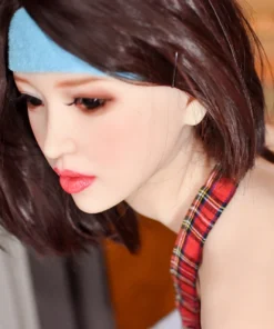 Anna Sex Doll 161cm Bonnet E 6ye Premium Doll, gros plan visage, bandeau bleu, cheveux bruns.