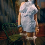 Clara Sex Doll 161cm bonnet E en robe pull blanche, pose debout, fond industriel.