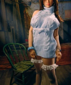 Clara Sex Doll 161cm bonnet E en robe pull blanche, pose debout, fond industriel.