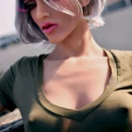 Ines Sex Doll 163cm Bonnet B en T-shirt vert, cheveux argentés courts, pose extérieure.