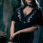 Manon Sex Doll 161cm Bonnet E en robe noire brodée, pose debout élégante.