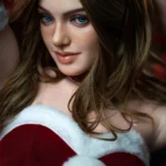 Adora Sex Doll 165 cm IronTech en tenue rouge et blanche, cheveux châtain clair.