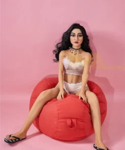 Alicia Sex Doll 150 cm IronTech Doll TPE assise sur pouf rouge, lingerie blanche.