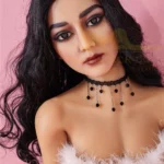 Alicia Sex Doll 150 cm IronTech Doll avec cheveux noirs bouclés et collier noir élégant.