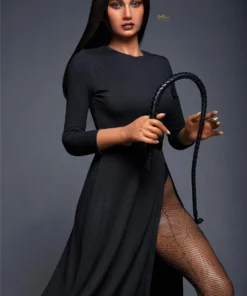 Alicie Sex Doll 168 cm IronTech en robe noire, tenant un fouet, pose debout élégante.
