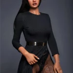 Alicie Sex Doll 168 cm IronTech, robe noire, pose debout, cheveux longs bruns, fond sombre.
