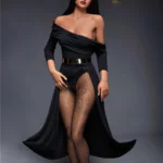 Alicie Sex Doll 168 cm IronTech en robe noire asymétrique, pose élégante et ceinture dorée.
