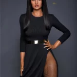 Alicie Sex Doll 168 cm IronTech en robe noire fendue, pose élégante et réaliste.