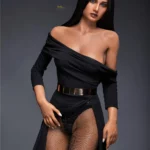 Alicie Sex Doll 168 cm IronTech en robe noire, pose élégante, cheveux longs bruns.
