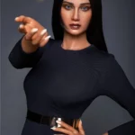Alicie Sex Doll 168 cm IronTech Doll en robe noire, pose dynamique, bras tendu vers l'avant.