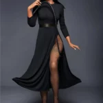 Alicie Sex Doll 168 cm IronTech, robe noire fendue, pose élégante, fond gris.