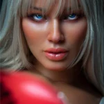 Alizée Sex Doll 164 cm IronTech Doll, gros plan visage, cheveux blonds, yeux bleus perçants.