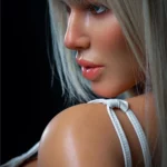 Alizée Sex Doll 164 cm IronTech, profil gauche, cheveux blonds, peau réaliste, regard intense.