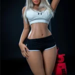 Alizée Sex Doll 164 cm IronTech en tenue de sport, posant avec un sac de boxe.