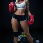 Alizée Sex Doll 164 cm IronTech en tenue de boxe, gants rouges, pose debout dynamique.