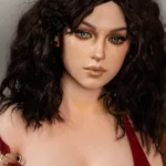 Amalia Sex Doll 166 cm IronTech Doll, cheveux bouclés bruns, robe rouge, regard intense.