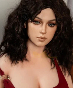 Amalia Sex Doll 166 cm IronTech Doll, cheveux bouclés bruns, robe rouge, regard intense.