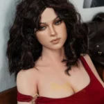 Amalia Sex Doll 166 cm IronTech en robe rouge, cheveux bouclés, assise sur canapé.