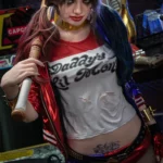 Amara Sex Doll 166 cm IronTech en tenue rouge et bleue, pose provocante avec batte.