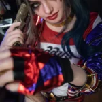 Amara Sex Doll 166 cm IronTech en tenue cosplay, posant avec un pistolet, vue plongeante.