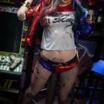 Amara Sex Doll 166 cm IronTech en tenue colorée, posant avec une batte de baseball sur l'épaule.