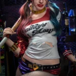Amara Sex Doll 166 cm IronTech en tenue colorée, posant avec une batte dans un décor urbain.