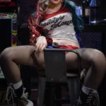 Amara Sex Doll 166 cm posée sur une chaise, tenue décontractée, ambiance nocturne.