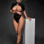 Amova Sex Doll 165 cm IronTech Doll en maillot noir, pose debout avec un fouet, cheveux courts argentés.