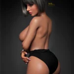 Amova Sex Doll 165 cm IronTech Doll, pose de dos, cheveux courts gris, culotte noire.