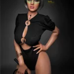 Amova Sex Doll 165 cm IronTech en tenue noire avec lunettes futuristes, posant de face.