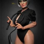 Amova Sex Doll 165 cm IronTech en tenue noire, pose suggestive avec fouet, cheveux courts.