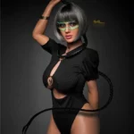 Amova Sex Doll 165 cm IronTech en tenue noire, pose dynamique, cheveux courts gris.