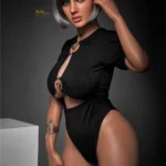 Amova Sex Doll 165 cm IronTech en tenue noire, posant debout avec accessoires élégants.