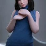 Anabelle Sex Doll 166 cm IronTech Doll, pose debout, robe bleue moulante, cheveux bruns.