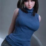 Anabelle Sex Doll 166 cm en débardeur bleu, pose inclinée, cheveux noirs, IronTech Doll.