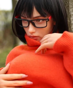 Aurabella Sex Doll 167 cm posée contre un arbre, portant un pull rouge et des lunettes noires.