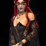 Auréva Sex Doll 169 cm IronTech, robe noire gothique, couronne, cheveux rouges, pose élégante.