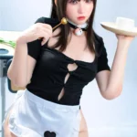 Auriana Sex Doll 166 cm en tenue de soubrette, posant assise avec plateau et cuillère.