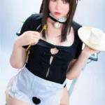 Auriana Sex Doll 166 cm en tenue de servante, assise, portant plateau et fourchette.