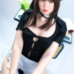 Auriana Sex Doll 166 cm en tenue de servante, assise sur une chaise, regard vers le haut.
