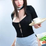 Auriana Sex Doll 166 cm en tenue de soubrette, portant une tasse et un plateau, pose debout.