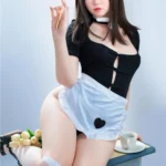 Auriana Sex Doll 166 cm en tenue de soubrette, posée sur une table avec accessoires.