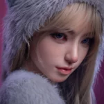 Avalyn Sex Doll 164 cm en chapeau pelucheux, regard doux et cheveux blonds, IronTech Doll.