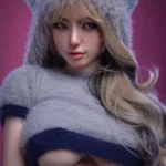 Avalyn Sex Doll 164 cm IronTech, pose frontale, chapeau en fourrure grise, haut court.