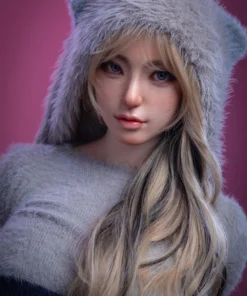 Avalyn Sex Doll 164 cm IronTech, vêtue d'un pull gris à capuche, cheveux longs, fond rose.