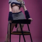 Avalyn Sex Doll 164 cm posée debout derrière une chaise, tenue en laine grise et violette.